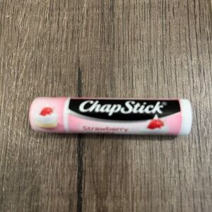 yummy moisturizing strawberry delight chapstick